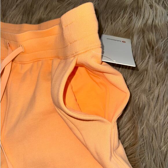 New Lululemon Scuba High Rise Short 5" Peach Bellini womens size 8 - Picture 3 of 9